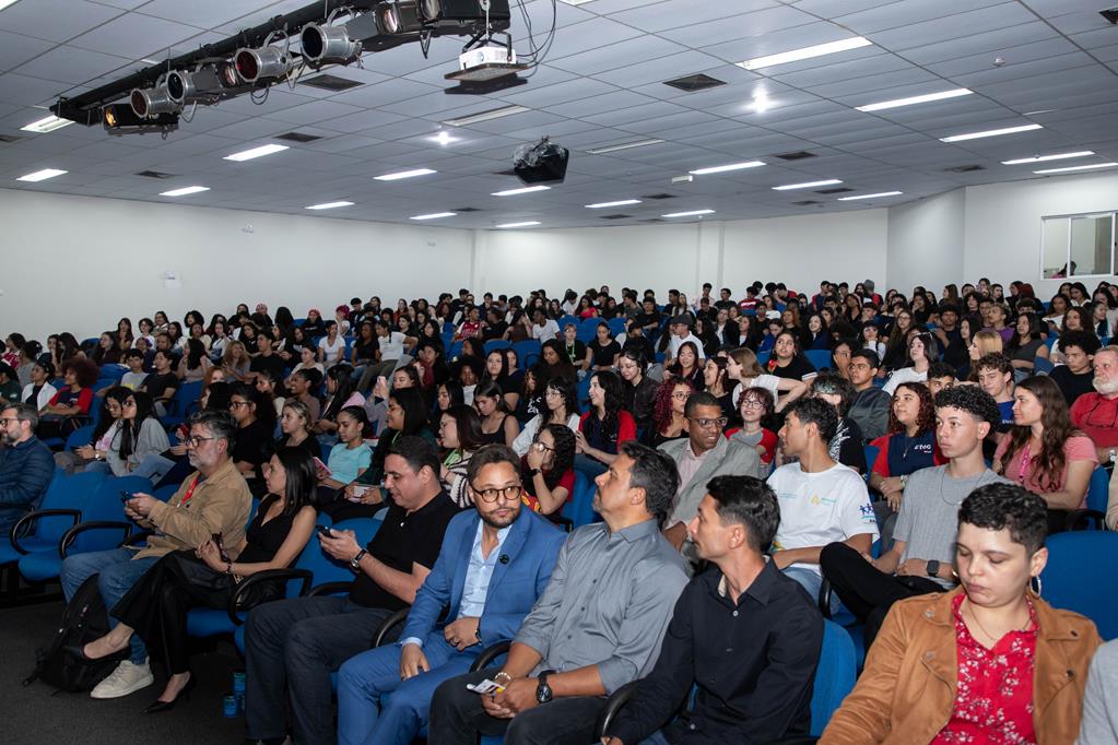 Jovens de Barueri Debatem o Impacto da Inteligência Artificial no Futuro Profissional