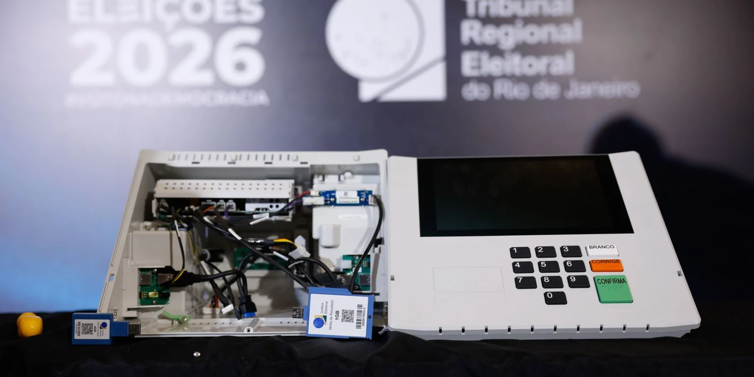 TSE desvenda a urna eletrônica em transmissão histórica: Transparência e segurança em foco